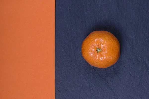 Taze mandarin siyah slates ve turuncu bir peçete yanında yatıyor. Sağlıklı, organik, vegan gıda, vitaminler kavramı. Üstten Görünüm. Taze portakal, mandalina arka plan — Stok fotoğraf