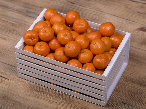 Frische Orange, Mandarinenfrüchte, Mandarinenmuster Hintergrund in einer Holzkiste, Nahaufnahme — Stockfoto