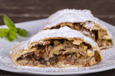 dilim bir plaka üzerinde bir elma strudel