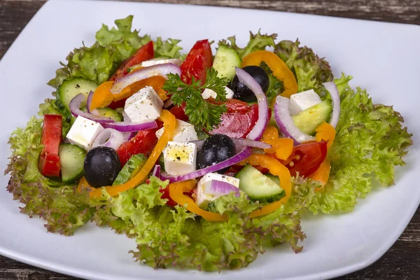 Frischer griechischer Gemüsesalat auf dem Tisch. Nahaufnahme — Stockfoto