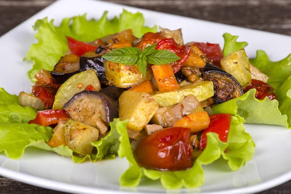 Guisado de verduras en un tazón blanco sobre mesa de madera. De cerca. — Foto de Stock