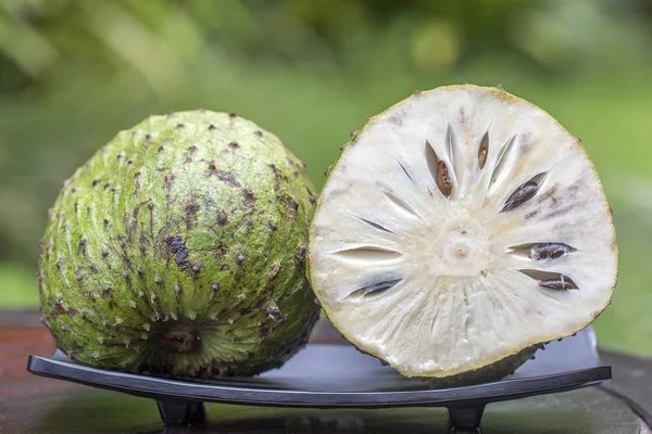 Soursop, Guanabana, Manzana natillas, Annona muricata en el fondo de la naturaleza, de cerca. Isla Bali, Indonesia — Foto de Stock