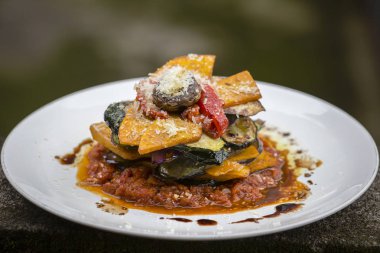 Sebze stack - kabak, kabak, kırmızı biber, patlıcan ve mantar domates, soğan ve sarımsak sosu parmesan peyniri ile tepesinde pişirilir