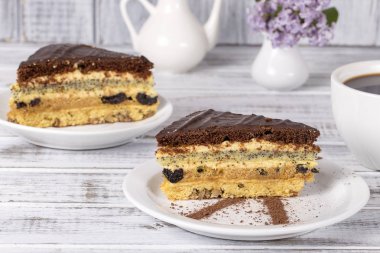 Çikolatalı pasta bisküvi hamur haşhaş tohumu, Kuru erik ve ceviz ve kahve ahşap masa üzerinde kapat