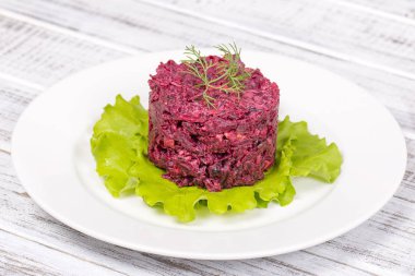 Kırmızı pancar salatası kurutulmuş Erik, ceviz beyaz tabakta yakın