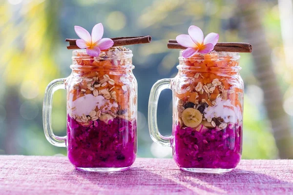 Muesli hecho de papaya, aguacate, fruta del dragón, plátano y aderezado con yogur. Isla Bali, Ubud, Indonesia — Foto de Stock