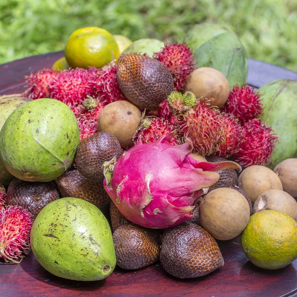 Sortiment av tropiska frukter - grön mango, avokado, rambutan, drakfrukt, salak, sapodilla och orange på ön Bali i Indonesien — Stockfoto