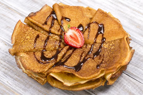 Pannenkoeken met kwark, aardbei, chocolade op de houten tafel — Stockfoto