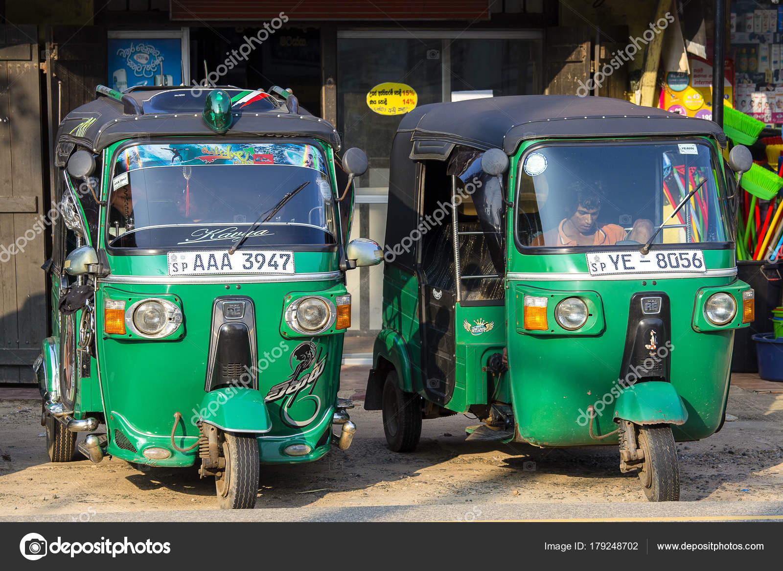 Auto rickshaw o tuk-tuk en la calle de La mayoría de los