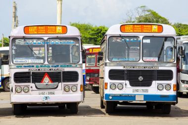 Tangalle için düzenli halk otobüsü Matara üzerinden. En yaygın toplu taşıma türü Sri Lanka otobüsler.
