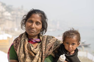Portre anne ve çocuk sokakta Varanasi, Hindistan