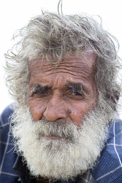 Old Sri Lankan beggar waits for alms on a street next to the bus station — Stock Photo, Image