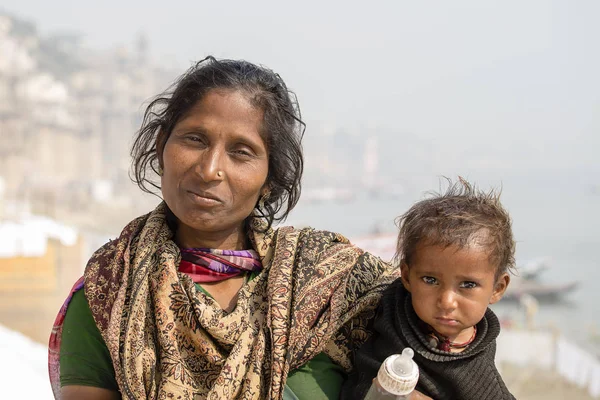 Porträt Mutter und Kinder auf der Straße in Varanasi, Indien — Stockfoto