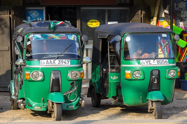 Auto riquixá ou tuk-tuk na rua de Mirissa. A maioria das tuk-tuks no Sri Lanka é um modelo indiano ligeiramente modificado, importado da Índia . — Fotografia de Stock