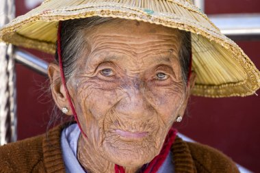 Hasır Şapkalı yaşlı kadın portre. Inle Gölü, Myanmar, Burma