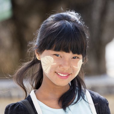 Portre genç kız ile thanaka gülümseme yüzünde mutluluk olduğunu. Myanmar, Burma