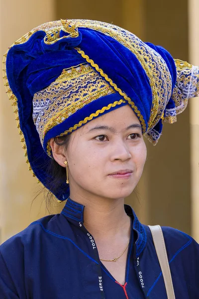 Ulusal kostüm Birmanya kadın portre. Myanmar, Burma — Stok fotoğraf