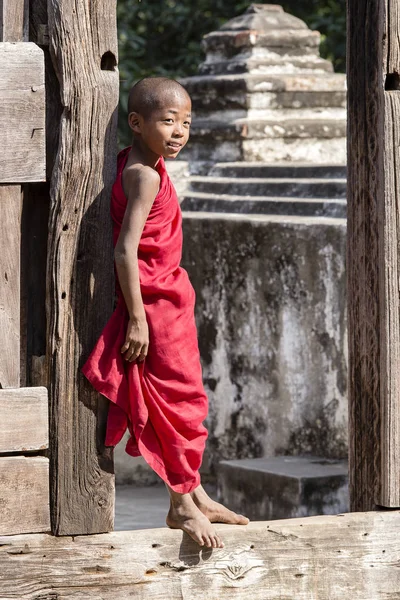 Retrato joven monje de pie y mirando el monasterio de Shwenandaw. Myanmar, Birmania — Foto de Stock