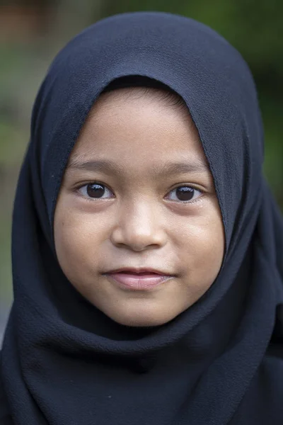 Portrait of a little indonesian muslim girl at the streets in Ubud, island Bali, Indonesia. Close up — Stock Photo, Image