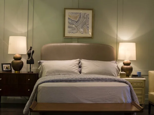 Спальня з сучасним ліжком — стокове фото
