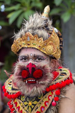 Bali dili adam Hanuman sokak törenle Gianyar, Adası Bali, Endonezya için maske giymiş