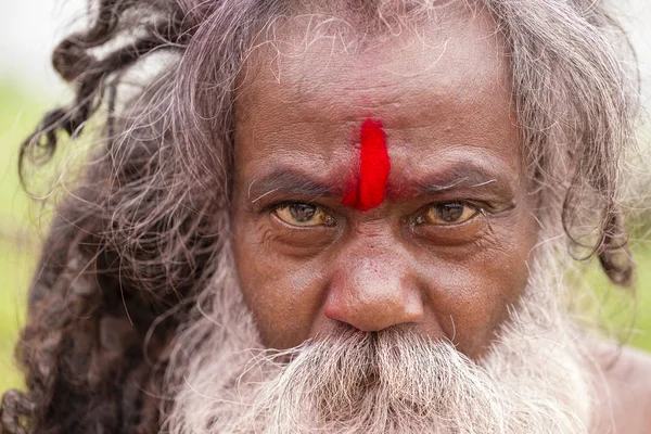 Ritratto di Sadhu, sant'uomo nel tempio di Pashupatinath, Kathmandu, Nepal. Da vicino. — Foto Stock