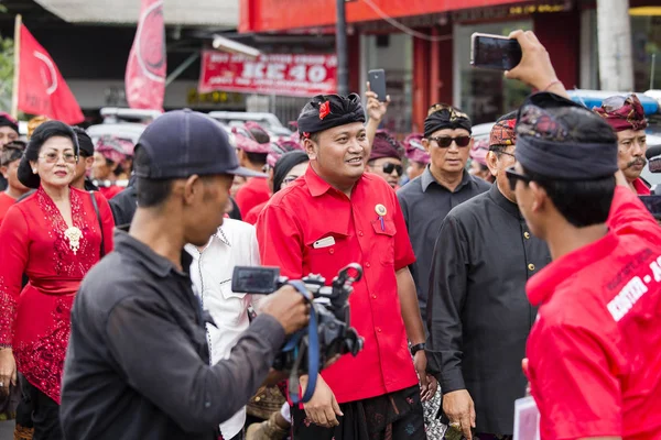 Agus Mahayastra 在印尼巴厘岛 Gianyar 举行的选举会议上领导一个印尼民主党的斗争。 — 图库照片