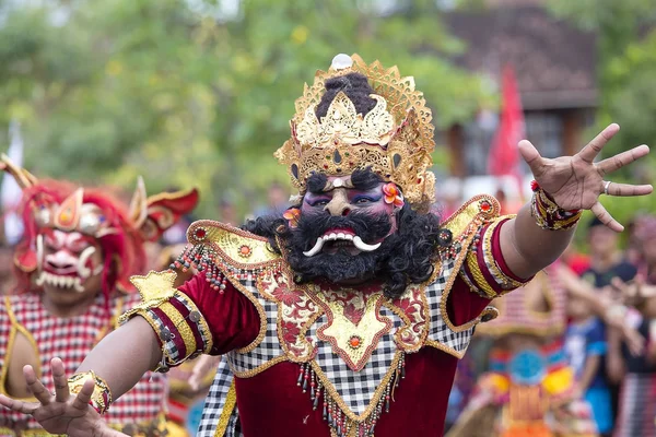 Balinesiska man klädd i mask av Hanuman för gatan ceremoni i Gianyar, ön Bali, Indonesien — Stockfoto