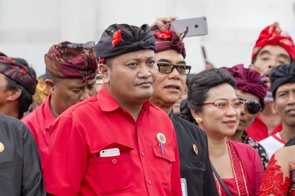 Agus Mahayastra dirige un Parti démocratique indonésien de lutte, PDI-P, lors de la réunion préélectorale à Gianyar, île de Bali, Indonésie — Photo