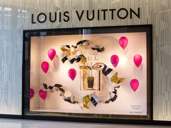 Louis Vuitton store in Siam Paragon Mall in Bangkok, Thailand — Stock Photo, Image