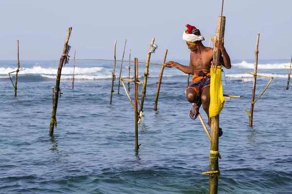 Τοπικοί αλιείς αλιεύουν με μοναδικό στυλ στο θαλασσινό νερό, Σρι Λάνκα — Φωτογραφία Αρχείου