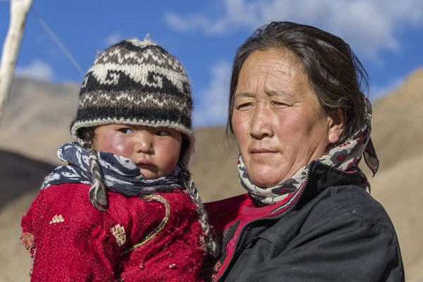 Miejscową kobietę z dzieckiem, odkryty w Ladakhu. Indie — Zdjęcie stockowe