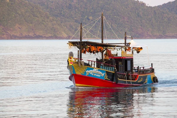 Colorido barco turístico en agua de mar cerca de la isla de Koh Chang, Tailandia —  Fotos de Stock