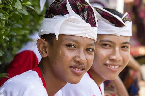 Jovens balineses participam de uma cerimônia de rua, durante um comício pré-eleitoral, o Partido Democrático Indonésio de Luta em Gianyar, ilha de Bali, Indonésia — Fotografia de Stock