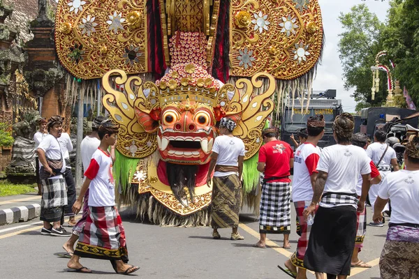Barong figuur en Balinese mensen op straat ceremony in Gianyar, island Bali, Indonesië — Stockfoto
