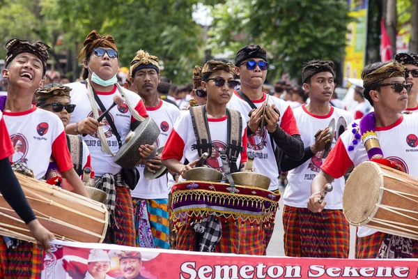 Balinese young guys play on national musical instruments at a street in pre-election rally, the Indonesian Democratic Party of Struggle in Bali, Indonesia — Stock Photo, Image