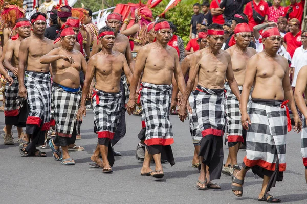 Balinese old man participates in a street ceremony, during a pre-election rally, the Indonesian Democratic Party of Struggle in Gianyar, island Bali, Indonesia — Stock Photo, Image