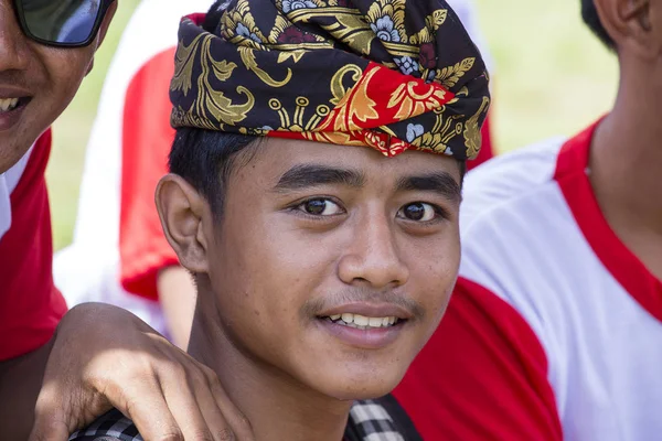 Balijski młodych facetów uczestniczy w ceremonii, ulica, podczas wiecu przed wyborami, indonezyjski Partii Demokratycznej walki w Gianyar, Wyspa Bali, Indonezja — Zdjęcie stockowe