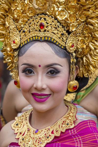 Balinéz lány öltözött nemzeti jelmez utcai ünnepségen Gianyar-sziget, Bali, Indonézia — Stock Fotó