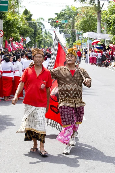 巴厘老人参加了一个街头仪式, 在选举前的集会, 印尼民主党的斗争在 Gianyar, 巴厘岛, 印尼 — 图库照片