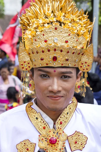 Balinese man dressed in a national costume for street ceremony in Gianyar, island Bali, Indonesia — Stock Photo, Image