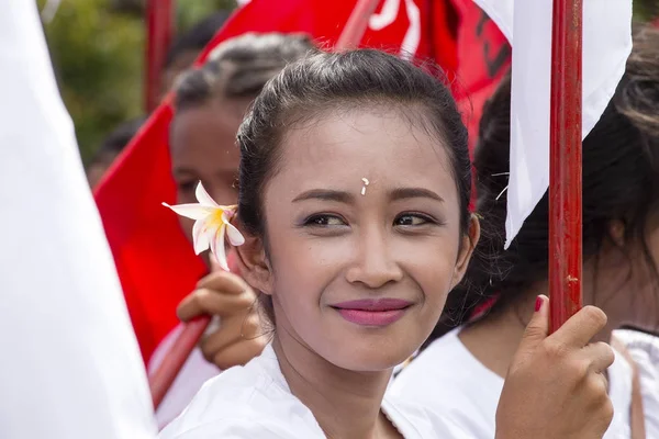 Balinese girl dressed in a national costume for street ceremony in Gianyar, island Bali, Indonesia — Stock Photo, Image