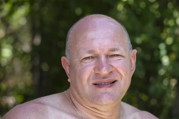 Portret van middelbare leeftijd man ontspannen in de natuur — Stockfoto