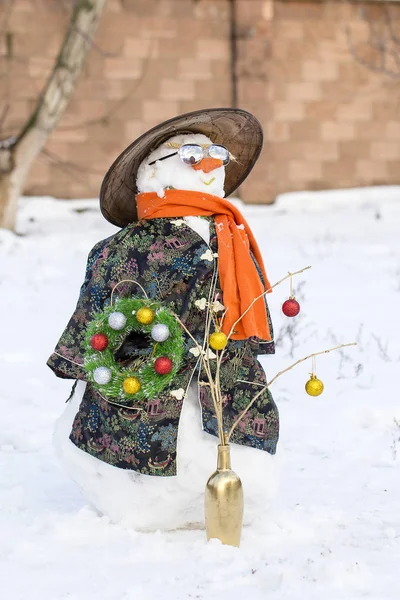 Schneemann in asiatischer Kleidung im Hof. — Stockfoto