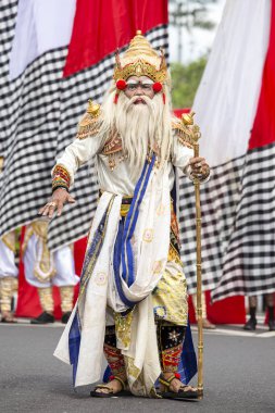 Bali dili adam Hanuman sokak törenle Gianyar, Adası Bali, Endonezya için maske giymiş