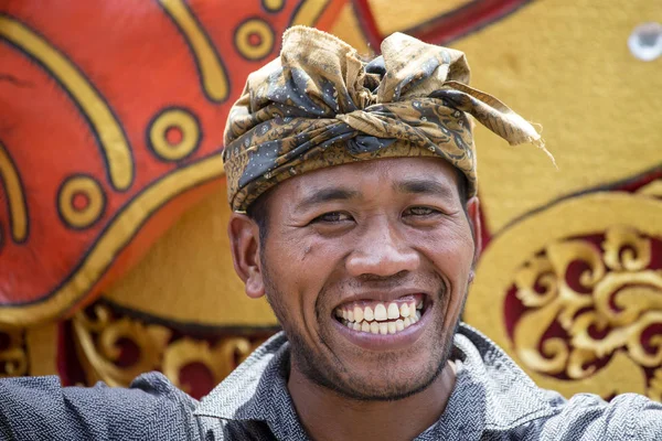 Balinese man deelneemt aan een straat ceremonie, tijdens een rally van de aanloop naar de verkiezingen, de Indonesische Democratische Partij van strijd in Gianyar, het eiland Bali, Indonesië — Stockfoto