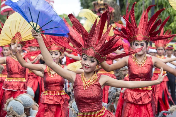 Balinese girls dressed in a national costume for street ceremony in Gianyar, island Bali, Indonesia — Stock Photo, Image