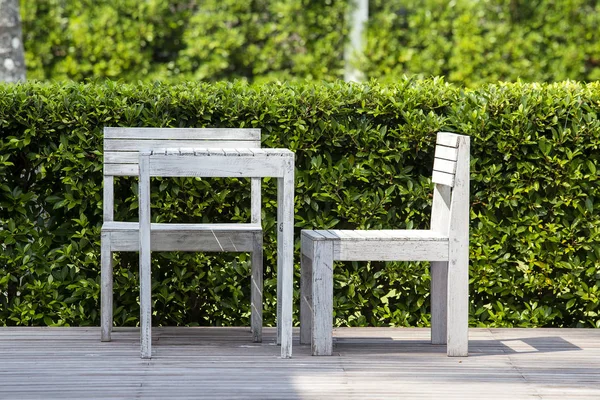 Houten twee stoelen en witte tafel in lege café van een tropische tuin op het strand, Thailand. Close-up — Stockfoto