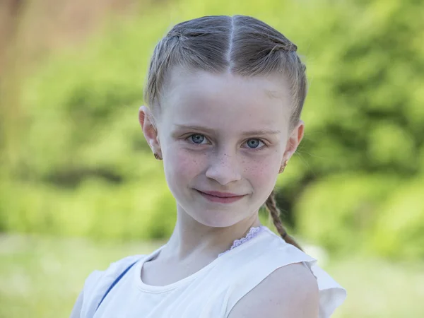 Schöne blonde junge Mädchen in der Natur, Porträt im Freien — Stockfoto