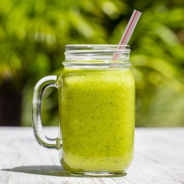 Taze smoothies avokado, muz, mango, dereotu ve kereviz. Ada Bali, Ubud, Endonezya